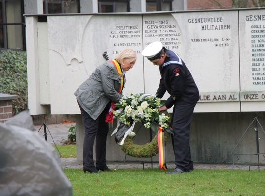 Vera Celis legt bloemenkrans neer ter nagedachtenis van de gesneuvelden.
